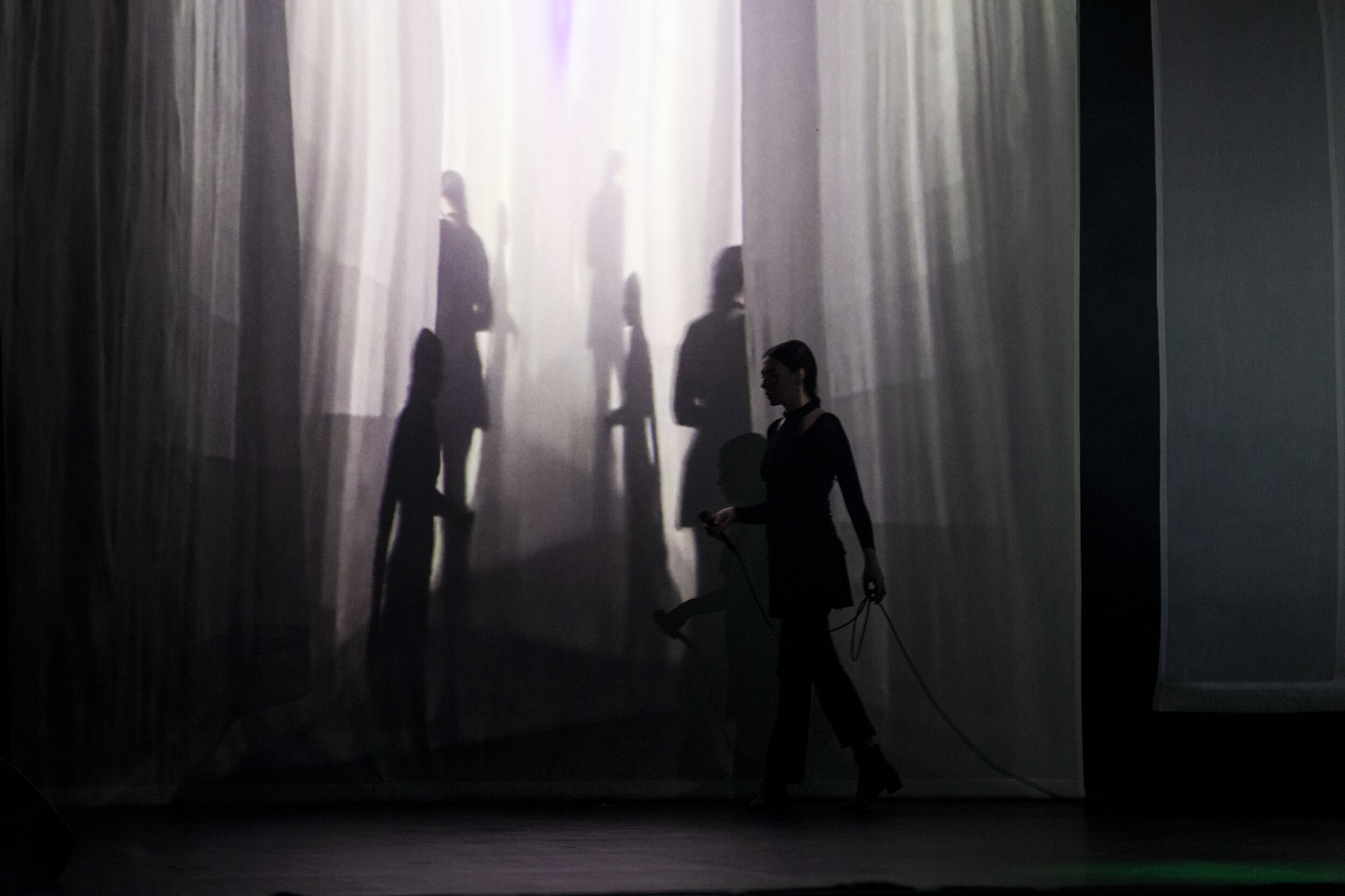 Un instant de «Después del diluvio electrónico», l’obra de Jordi Latorre, Carmela Muñoz i Zúbel Arana al Ciutat Flamenco 2026